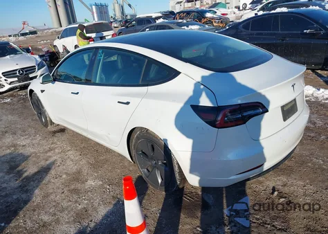 2021 Tesla Model 3 Standard Range Plus Rear-Wheel Drive z USA, uszkodzony, nr VIN 5YJ3E1EA4MF919903